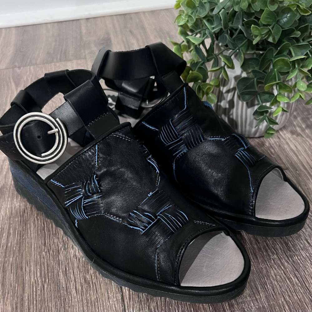 Fly London Size 39 Black Open Toe Caji Wedge Strappy Sandal